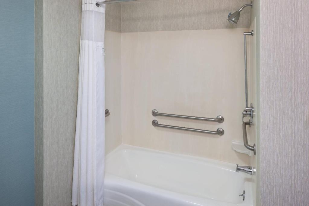 Oceanfront Double Room with Two Double Beds Balcony and Adapted Tub – Mobility Accessible