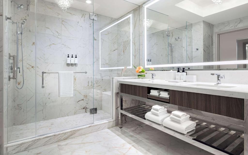 Superior King Room with City View