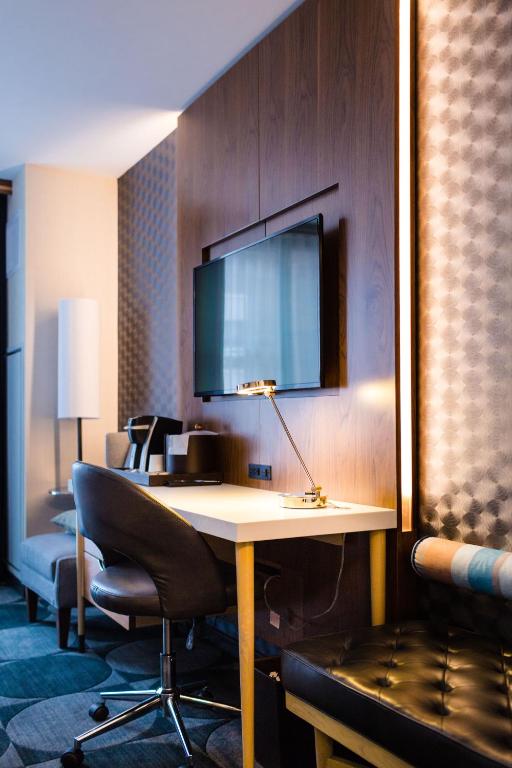 Feature King Room – Non-Smoking