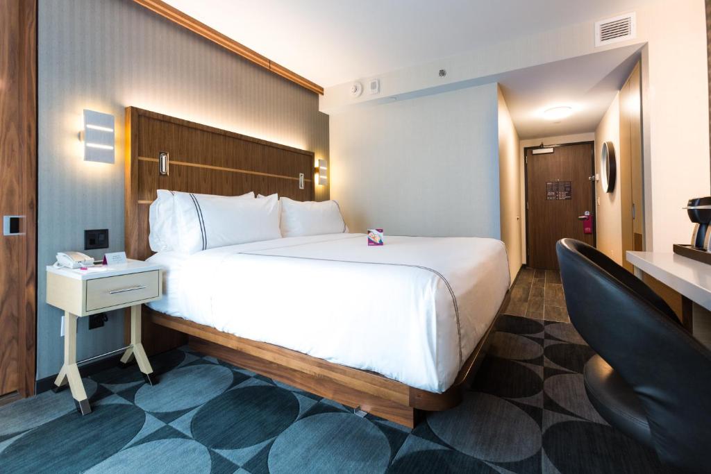 Feature King Room – Non-Smoking