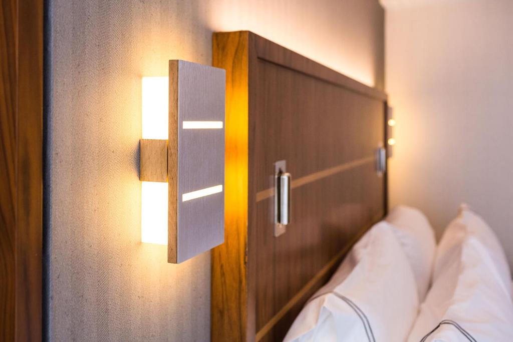 King Room – Hearing Accessible – Roll-in Shower