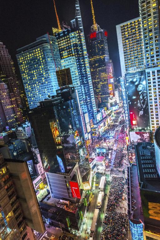 Double Room with Two Double Beds and Square View – Non-Smoking