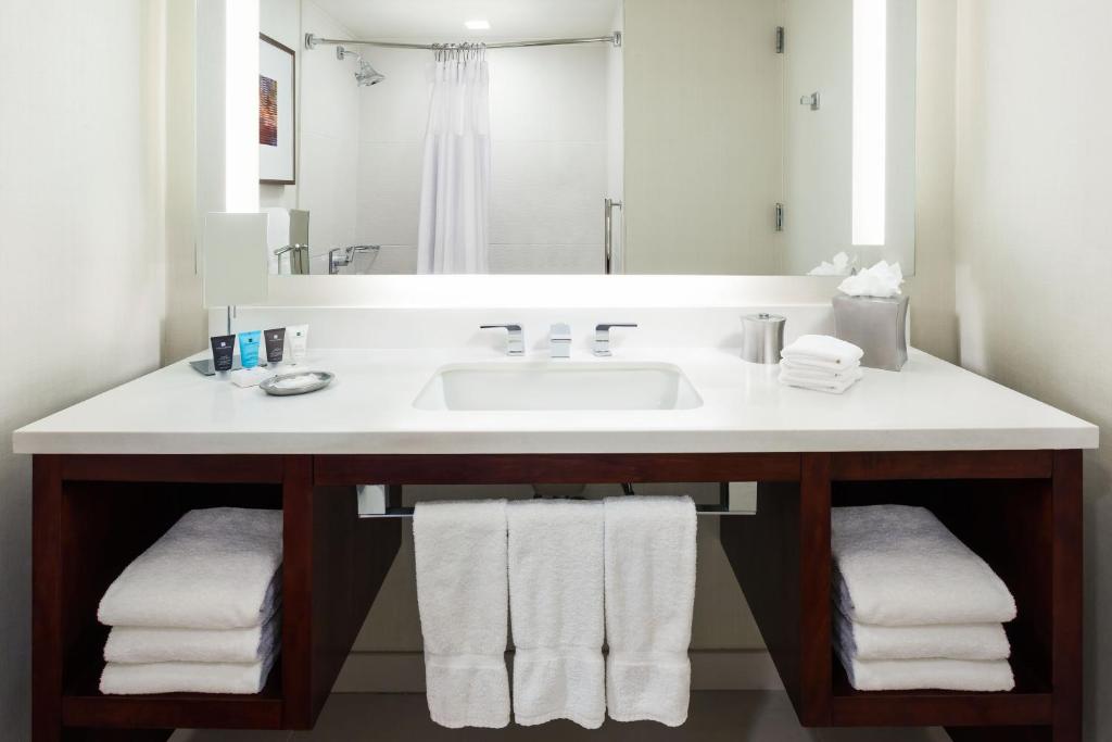 Junior King Suite – Non-Smoking