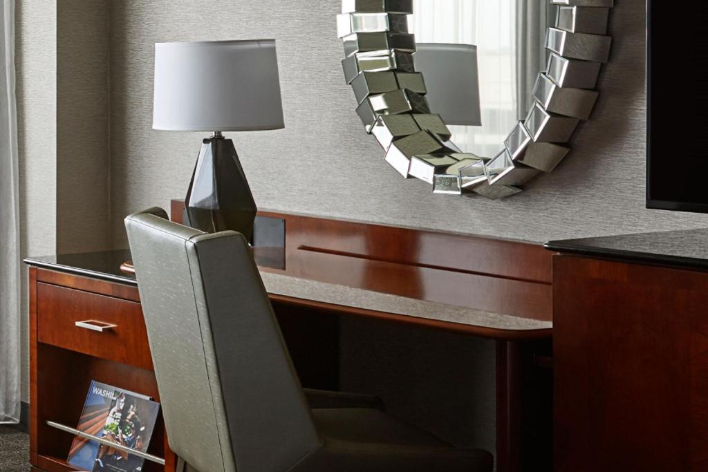 King Room with Adapted Tub – Mobility Accessible