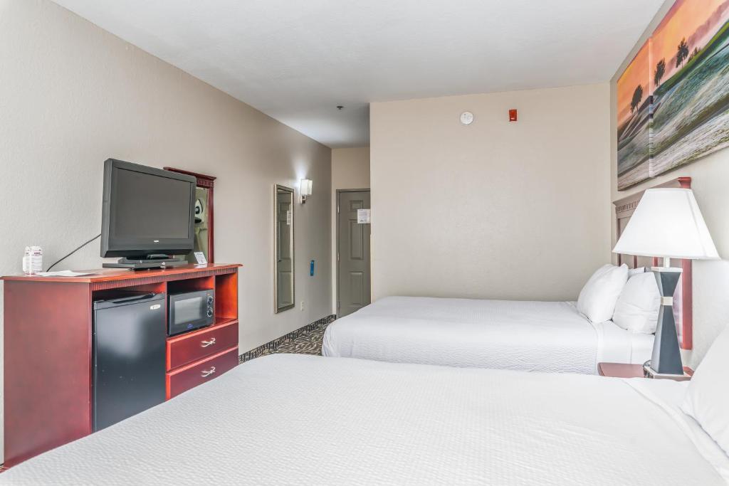 Queen Room with Two Queen Beds – Non-Smoking