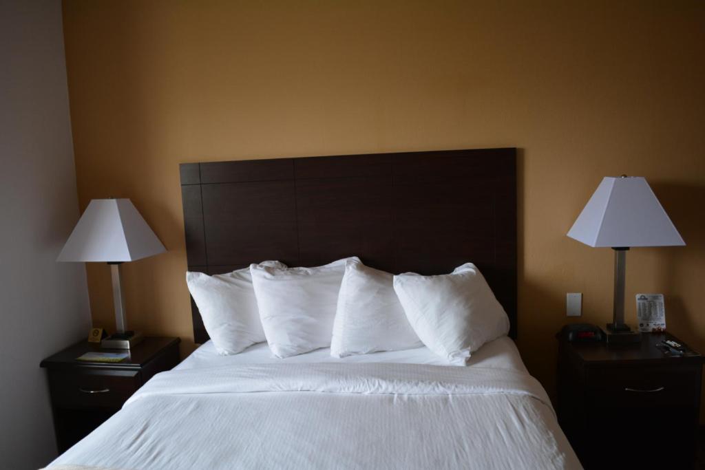 Queen Studio Suite – Non-Smoking