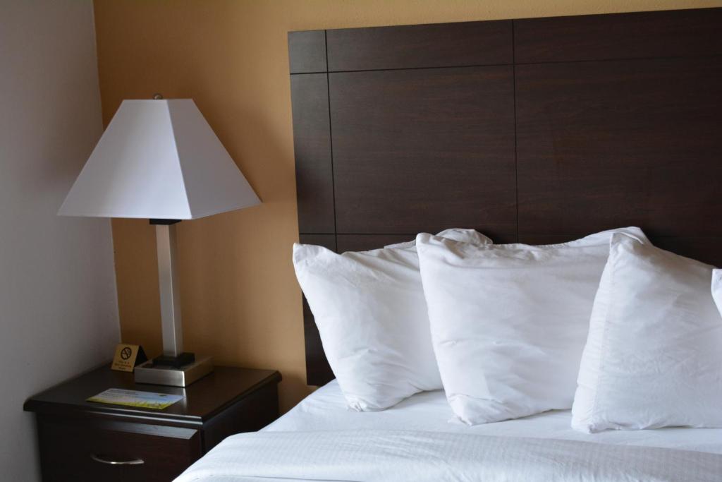 Queen Studio Suite – Non-Smoking