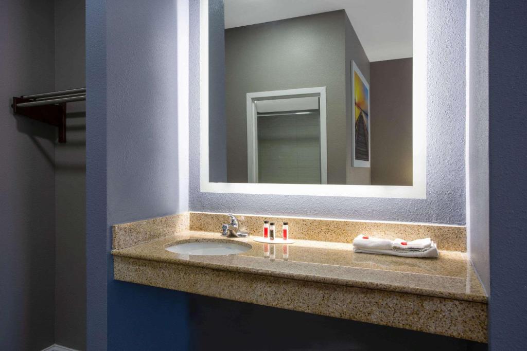 Standard King Room – Smoking