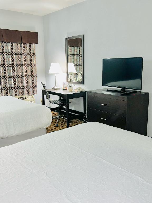 Queen Room with Two Queen Beds – Non-Smoking