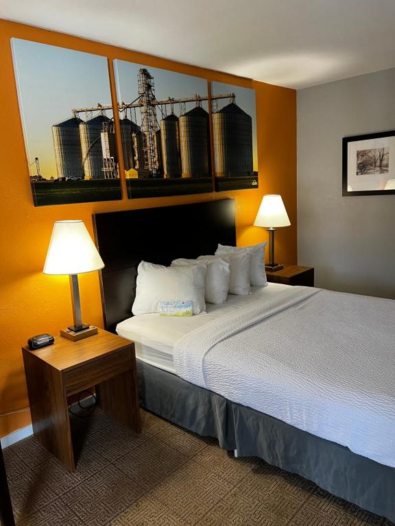 Queen Room with Mobility Access and Bathtub with Grab Bars –  Non-Smoking