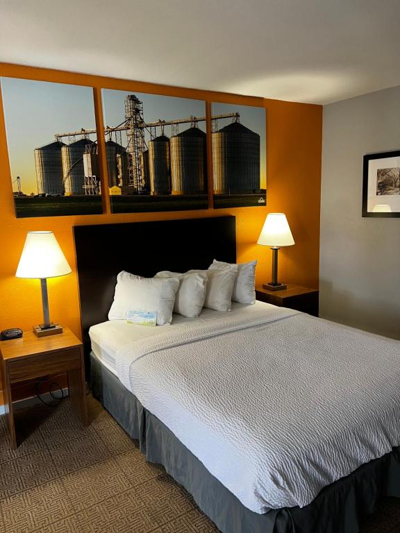 Queen Room with Mobility Access and Bathtub with Grab Bars –  Non-Smoking