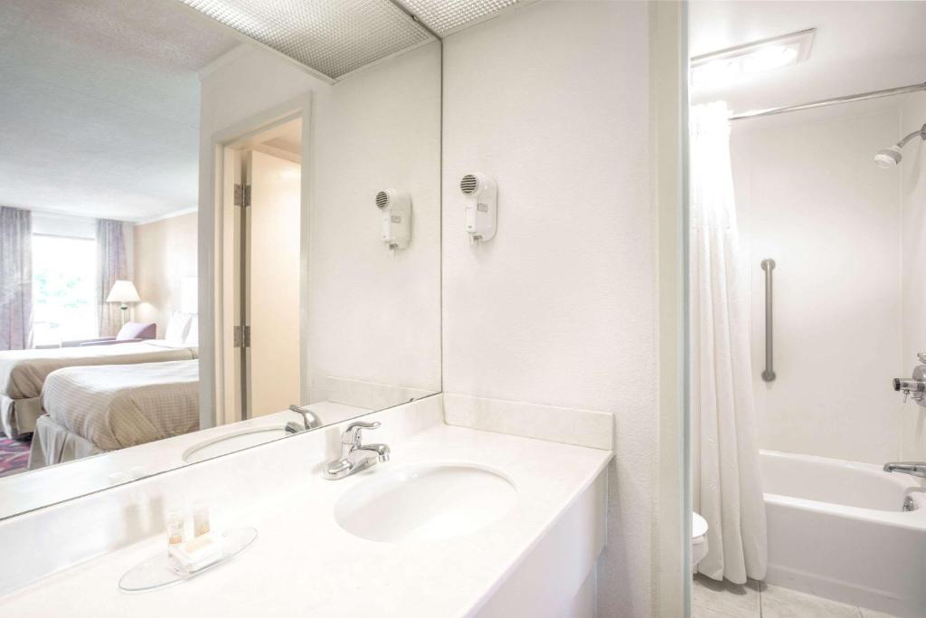 Double Room with Two Double Beds – Non-Smoking