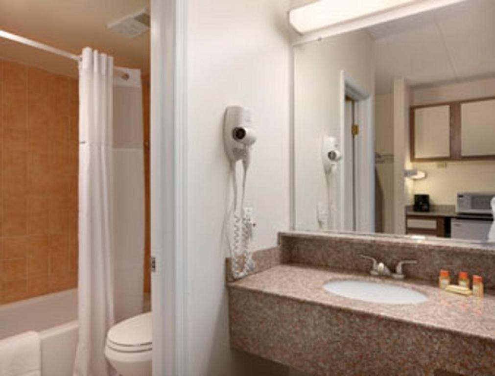 Queen Room with Two Queen Beds – Non-Smoking