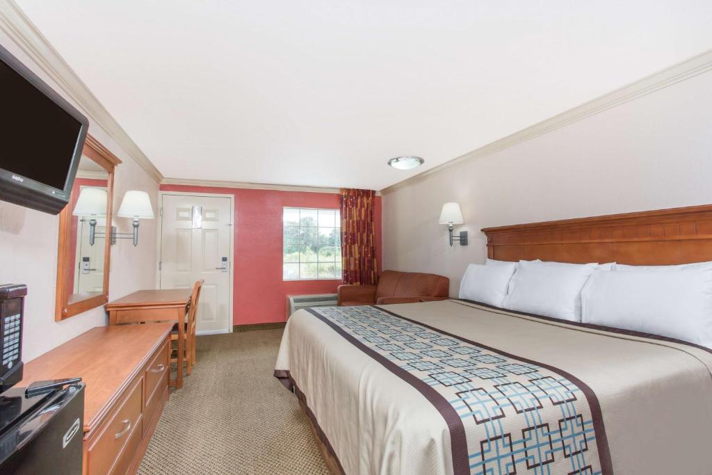 King Suite –  Non-Smoking