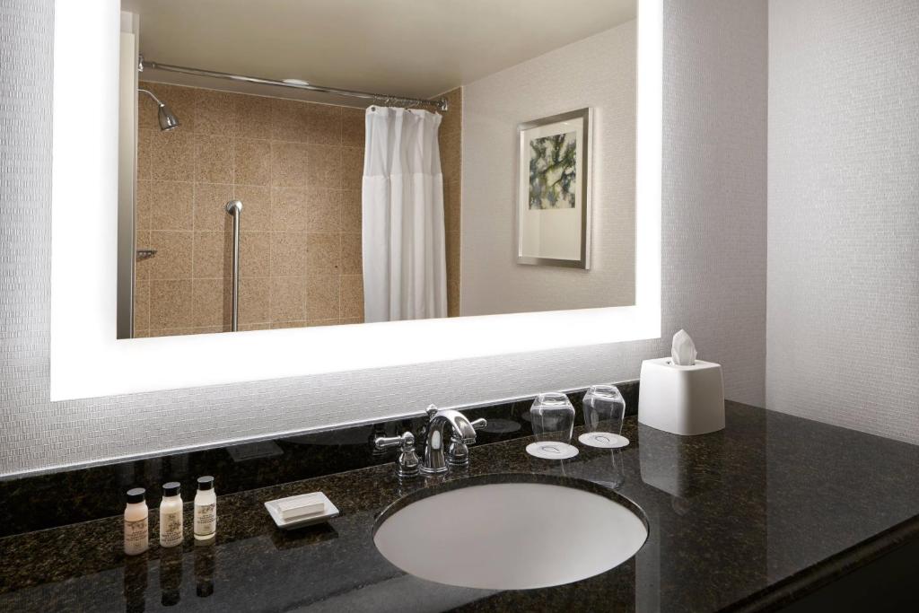 Double Room with Two Double Beds and Adapted Tub – Mobility and Hearing Accessible