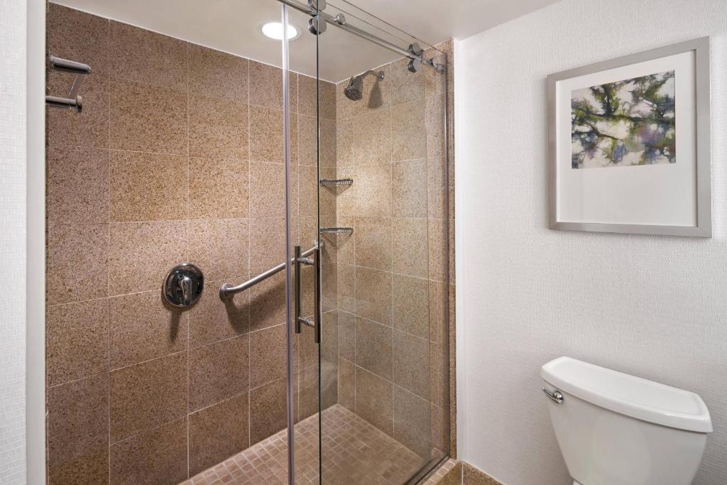 Double Room with Two Double Beds and Adapted Tub – Mobility and Hearing Accessible