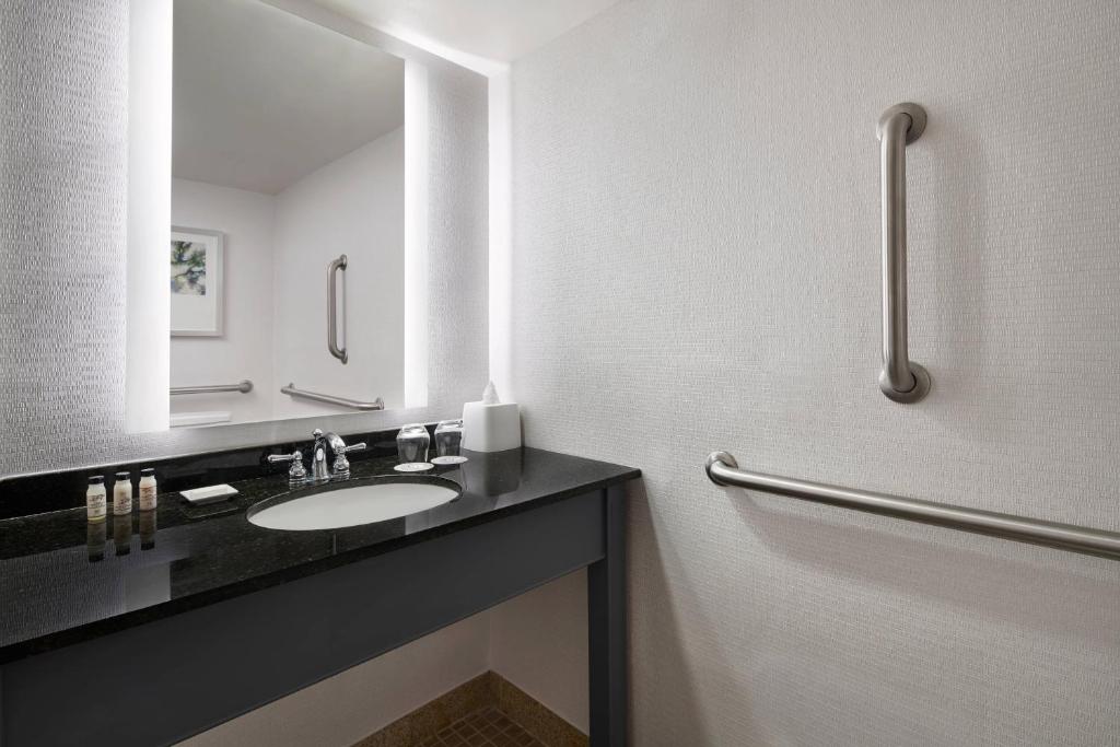 Double Room with Two Double Beds and Adapted Tub – Mobility and Hearing Accessible