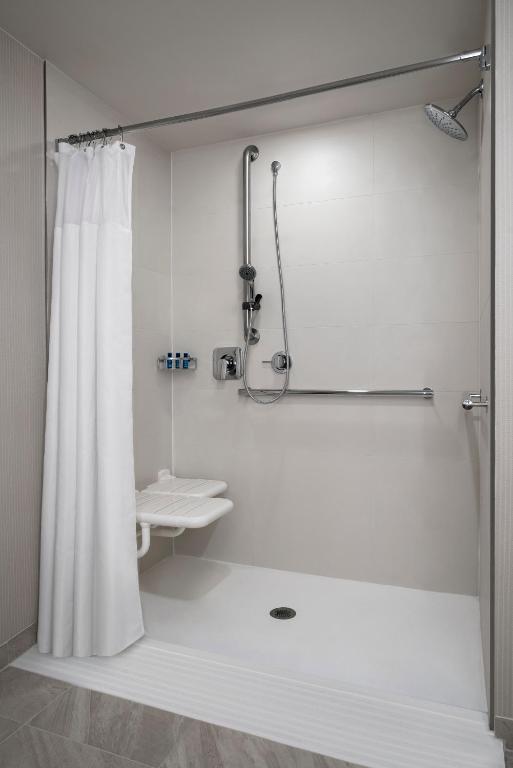 King Room with Transfer Shower – Mobility and Hearing Accessible