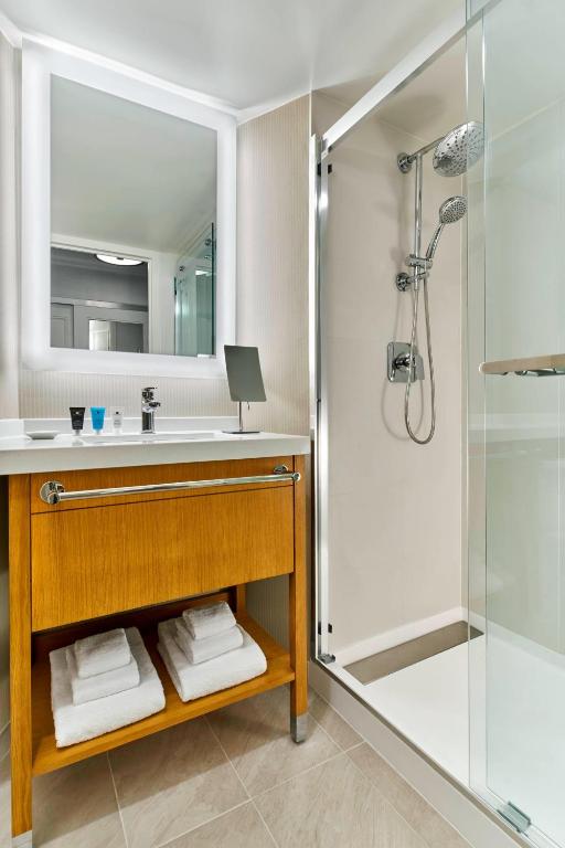 King Room with Transfer Shower – Mobility and Hearing Accessible