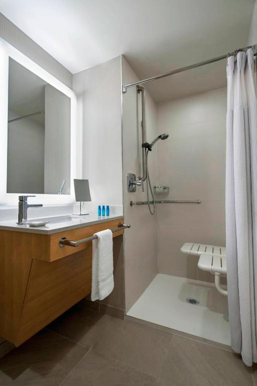 King Room with Transfer Shower – Mobility and Hearing Accessible