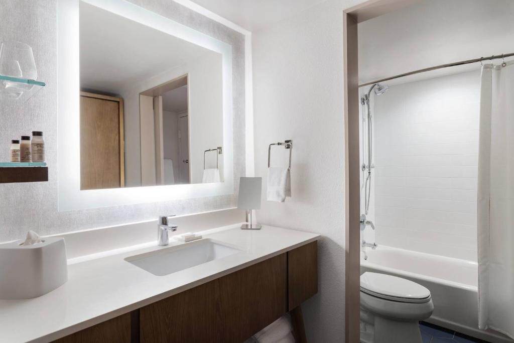 Queen Suite with Balcony and Adapted Tub – Mobility and Hearing Accessible