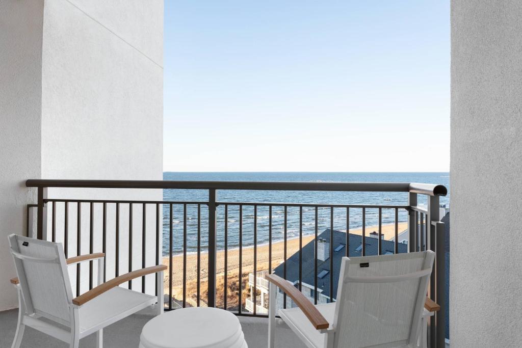 Queen Suite with Balcony and Adapted Tub – Mobility and Hearing Accessible