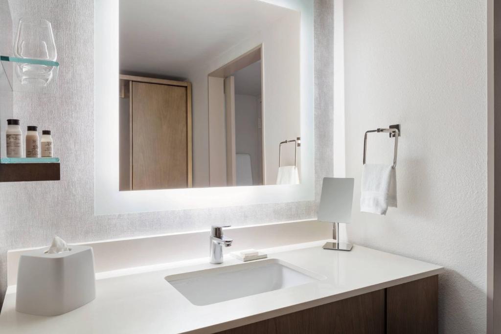 Queen Suite with Balcony and Adapted Tub – Mobility and Hearing Accessible