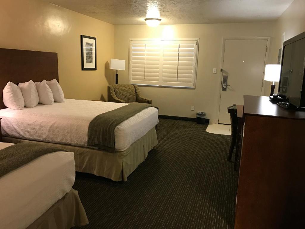 Queen Room with Two Queen Beds and Walk-in Shower – Disability Access