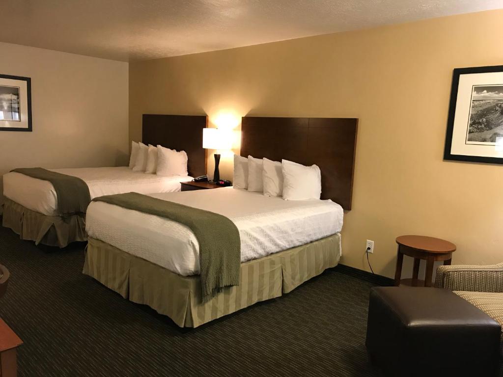 Queen Room with Two Queen Beds and Walk-in Shower – Disability Access