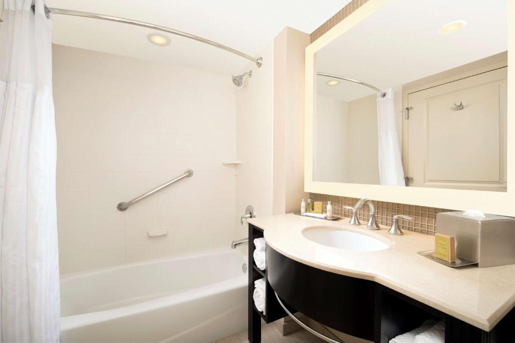 Executive Queen Room with 2 Queen Beds – Non-Smoking