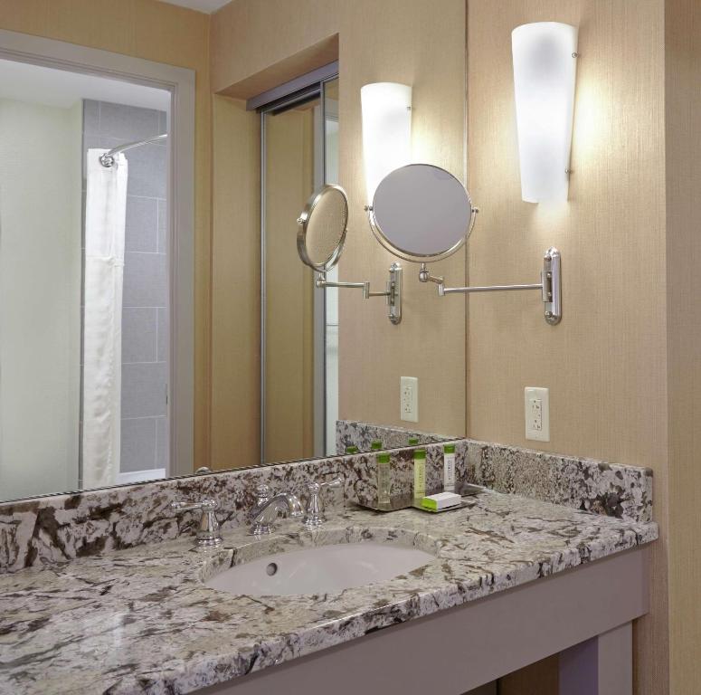 2 Queen Beds Kitchenette Suite