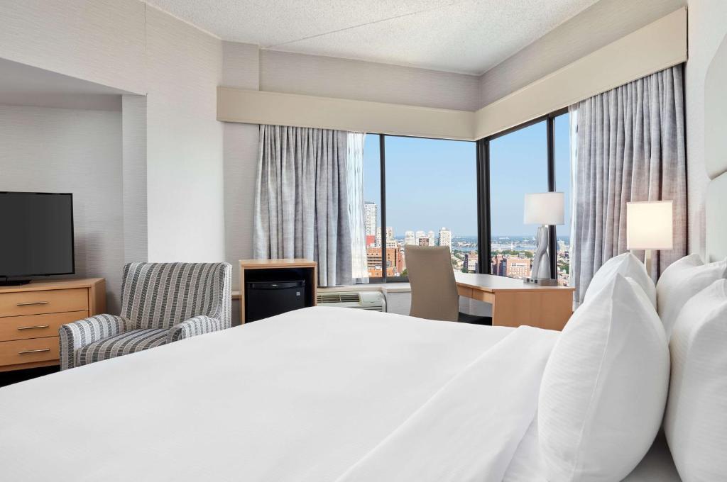 King Room with City View – High Floor