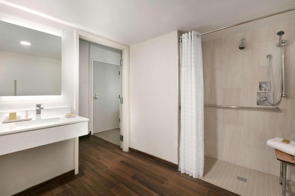 King Room – Mobility Accessible with Roll-in Shower