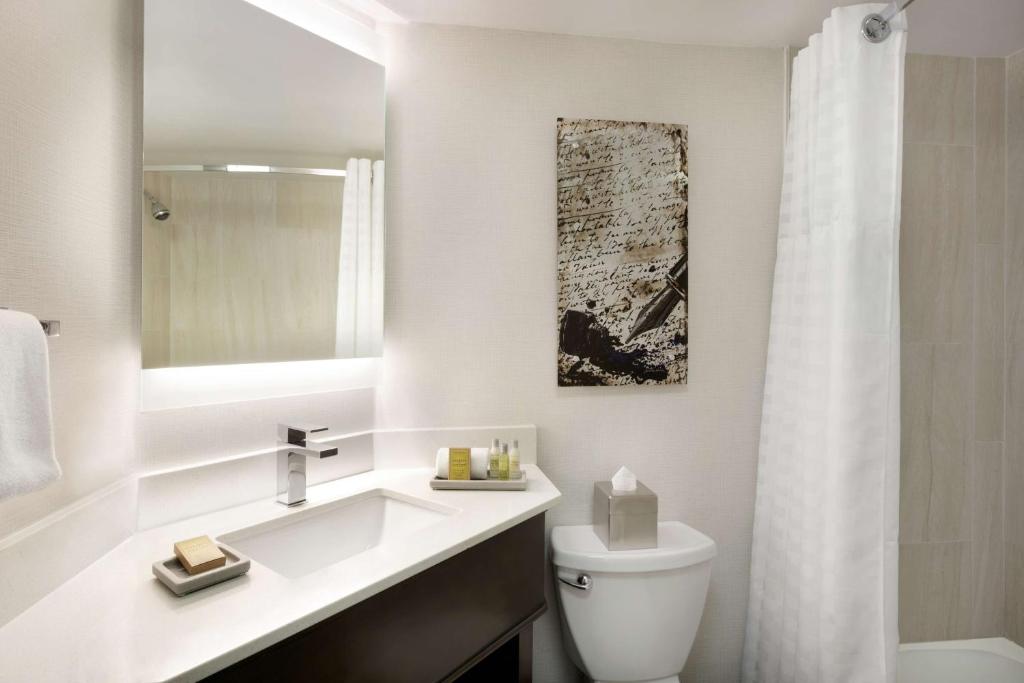 Queen Room with Two Queen Beds – Hearing Accessible