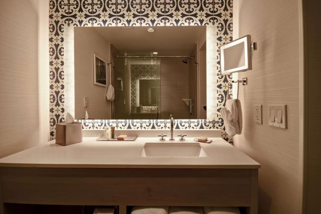 Double Room with Two Double Beds and Balcony – Ocean Front