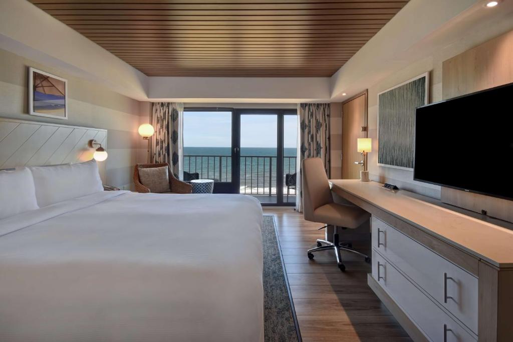 King Room with Balcony – Ocean Front