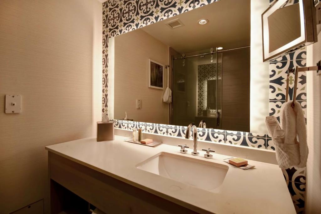 King Room with Balcony – Ocean Front