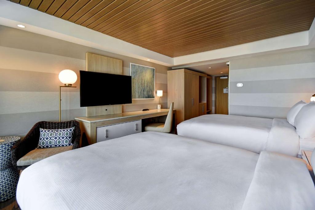 Queen Room with Two Queen Beds and Balcony – Ocean Front