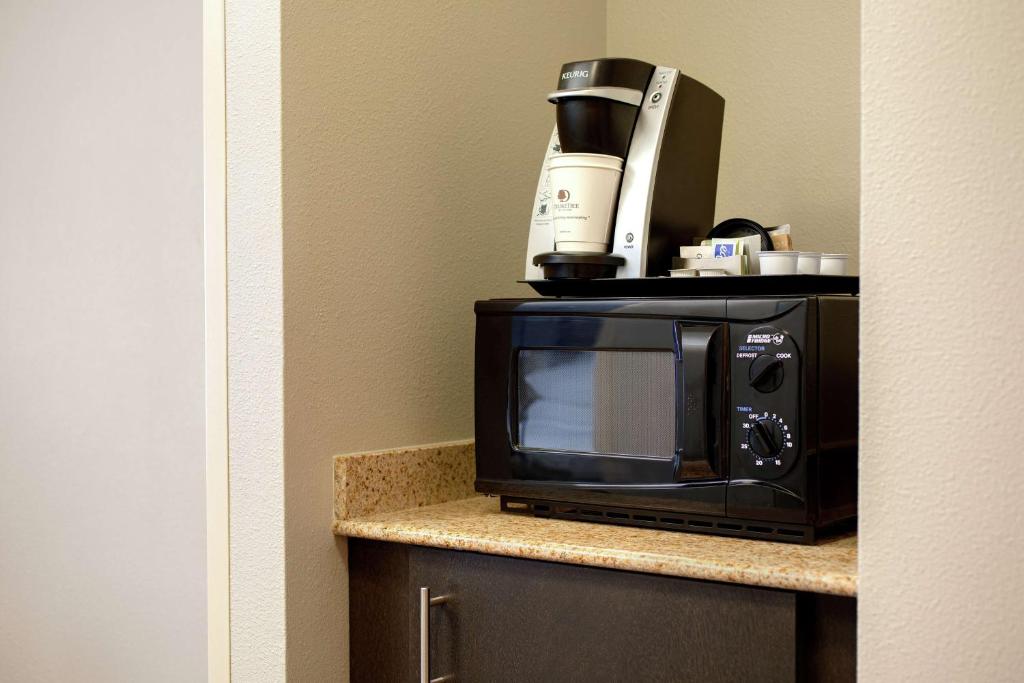 Queen Room with Two Queen Beds – Hearing Accessible