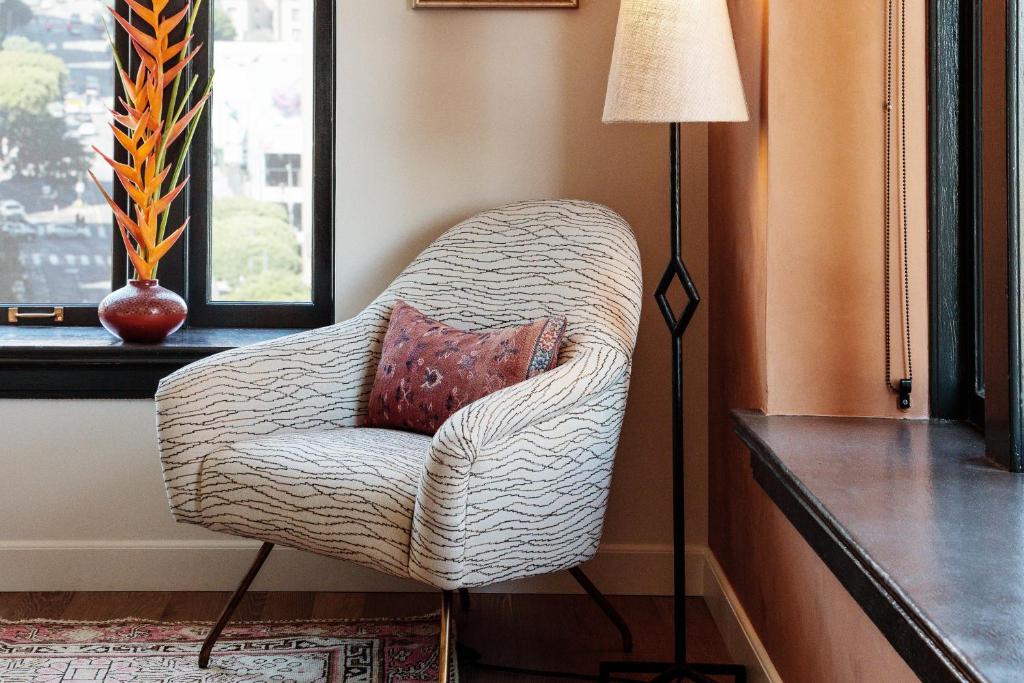 Deluxe Queen Room with City View