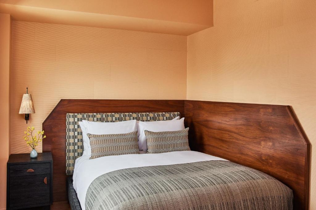 Deluxe Queen Room with Limited View