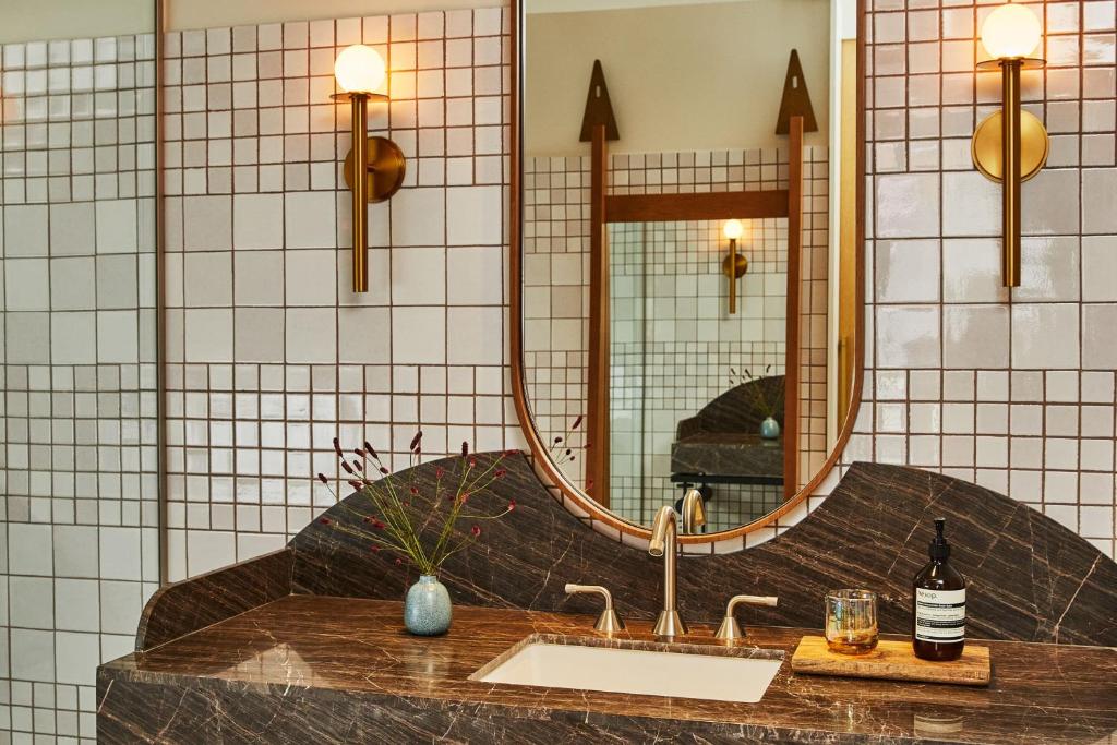 Deluxe Queen Room with Limited View