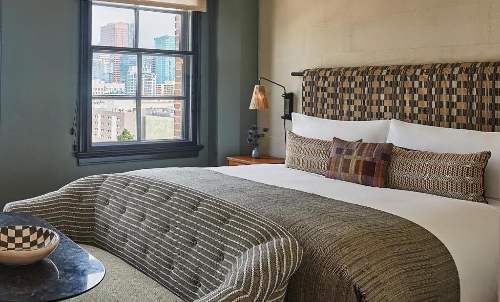 Premier King Room with City View