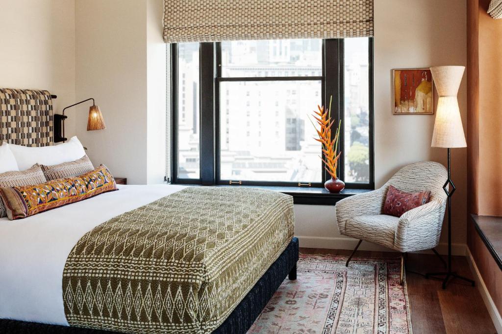 Premier King Room with City View