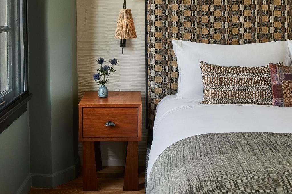 Premier King Room with Limited View