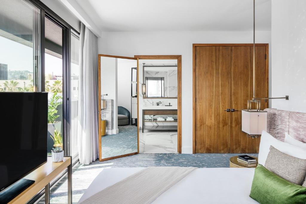 One-Bedroom King Suite Platinum with Balcony