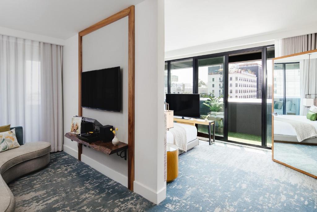 One-Bedroom King Suite Platinum with Balcony