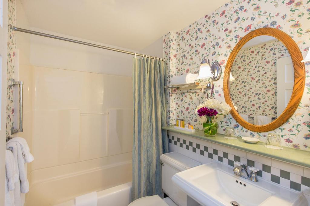 Suite with Mountain View