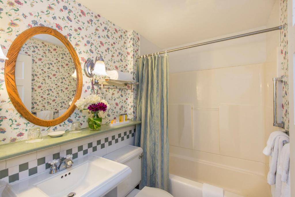 Suite with Mountain View