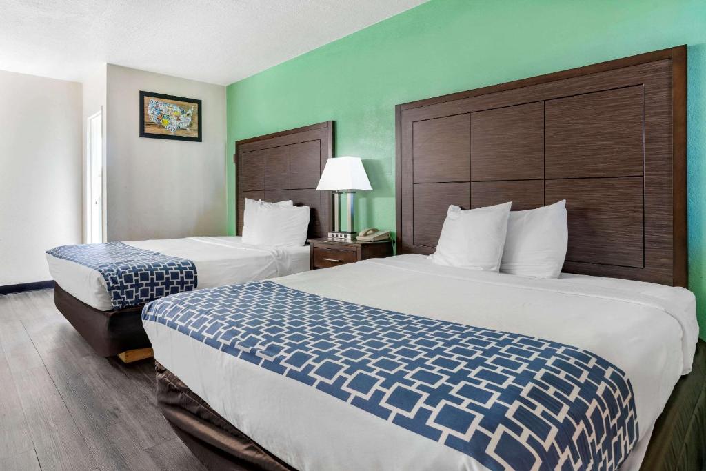 Queen Room with Two Queen Beds – Non-Smoking